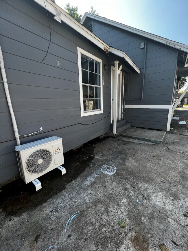 2909 King St unit C, Houston, TX 77026 - photo 2