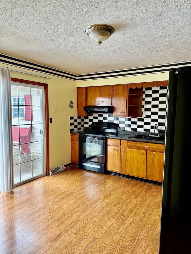 2302 Hill-N-dale Dr, Maysville, KY 41056 - photo 5