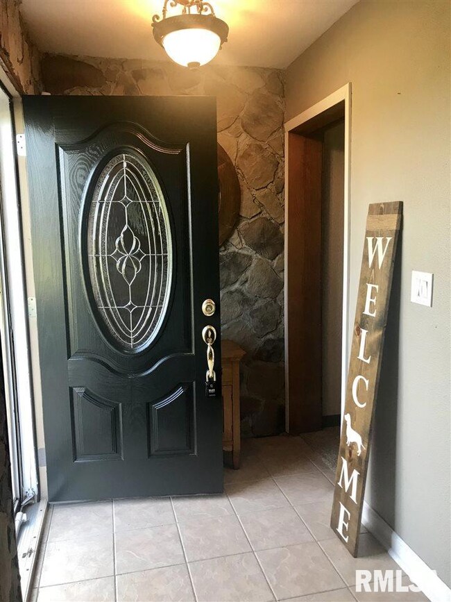 1488 Vasey Ln, Jacksonville, IL 62650 - photo 3