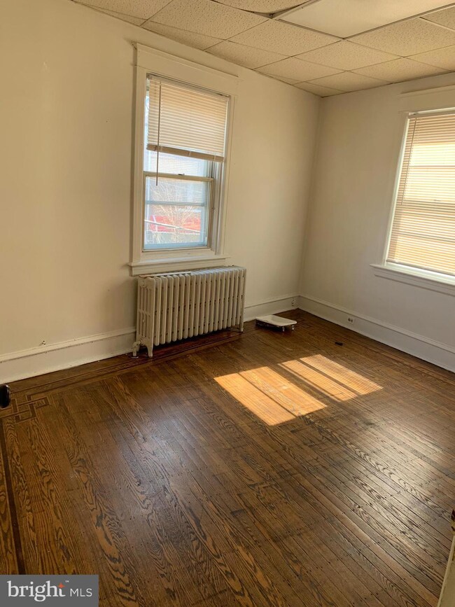 392 Avon Rd unit 2, Upper Darby, PA 19082 - photo 2