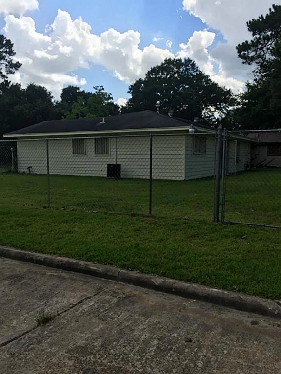 1402 W Donovan St, Houston, TX 77091 - photo 5