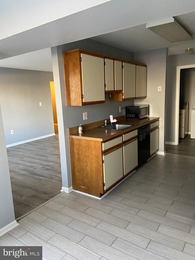 9574 Jayhawk Terrace unit 104, Manassas, VA 20110 - photo 4