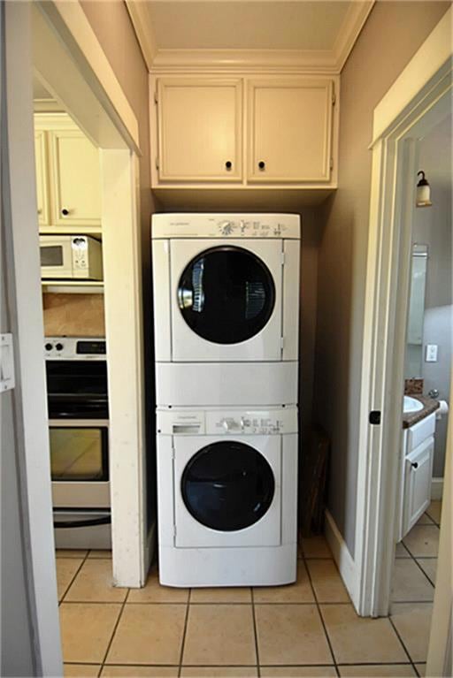 Garage apartment also has a full size stacked wash