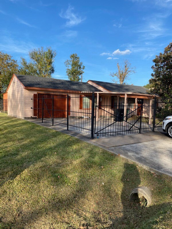 3118 Mccrarey Dr, Houston, TX 77088 - photo 2