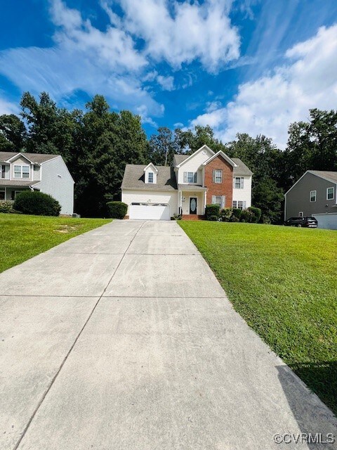 View of front of house with a garage and a front l