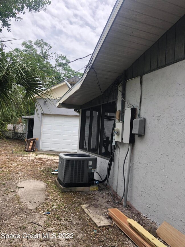 SIDE LAWN GARAGE