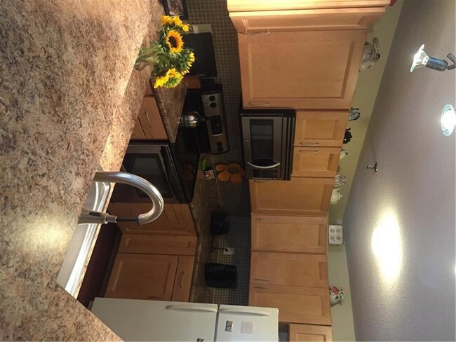 Island Terrace unit 136, Saco, ME 04072 - photo 7