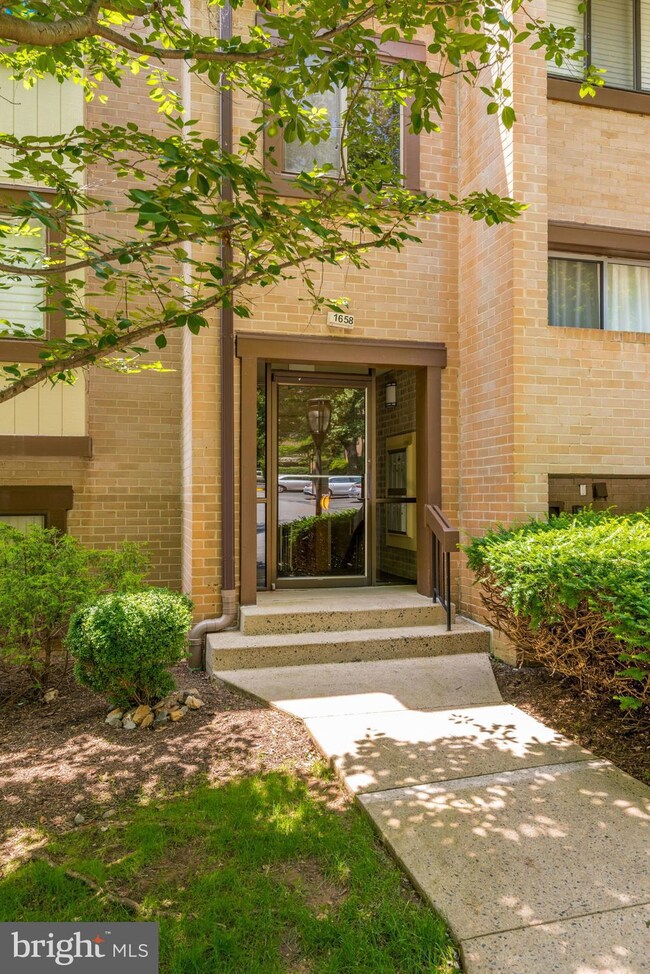 1658 Parkcrest Cir unit 101, Reston, VA 20190 - photo 2