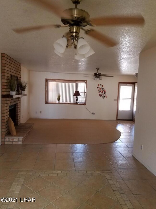 625 Meadows living room 1