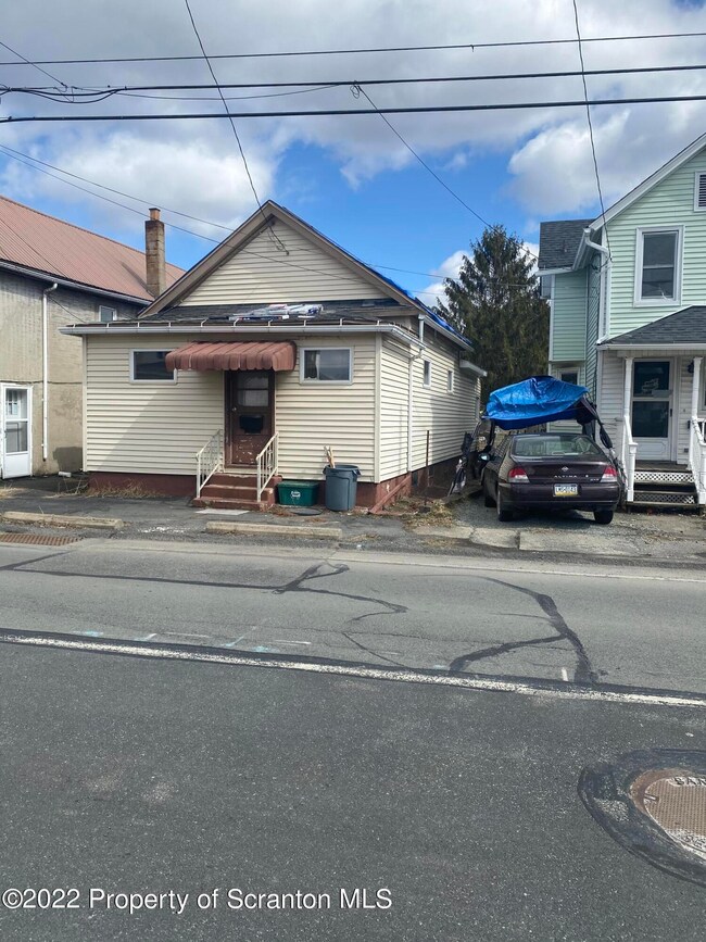 612 1/2 Cypress St, Throop, PA 18512 - photo 2