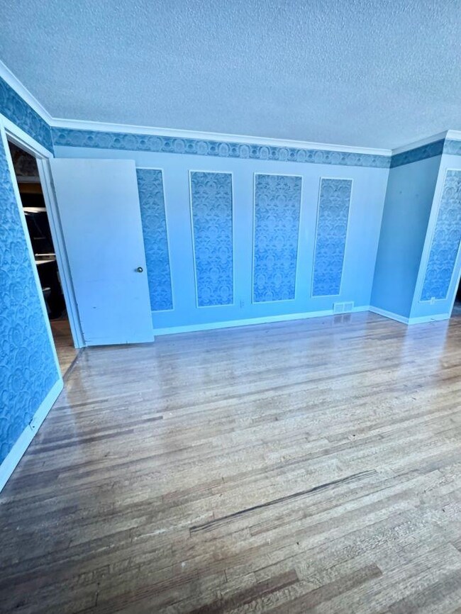 Empty room with ornamental molding, a textured cei