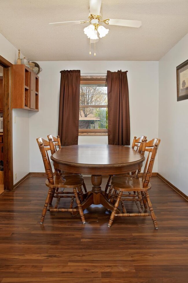 Nice dining room that leads into the kitchen