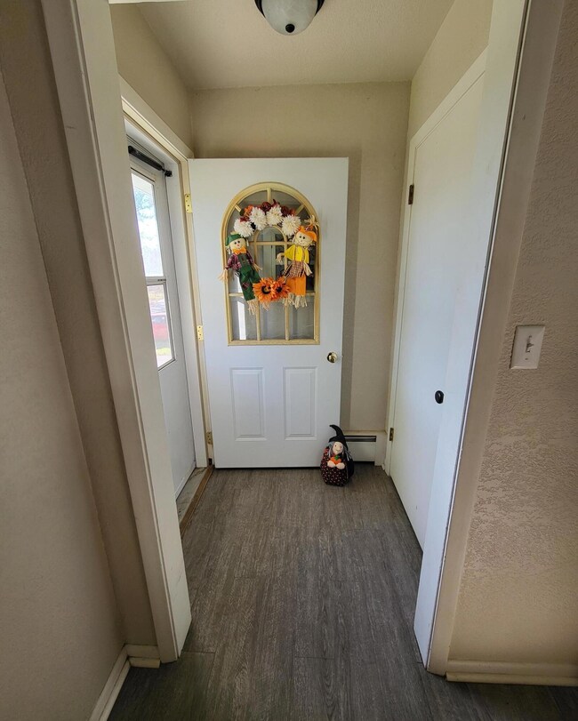 F Door<|><|>