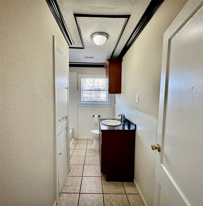 8013 Helmers St, Houston, TX 77022 - photo 6