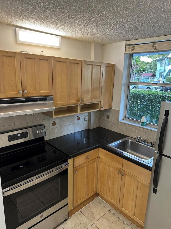 North Bay Villas unit 102, North Bay Village, FL 33141 - photo 3