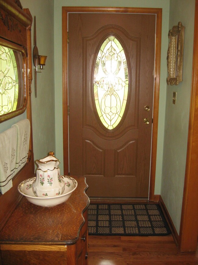 Foyer w/ hardwoods