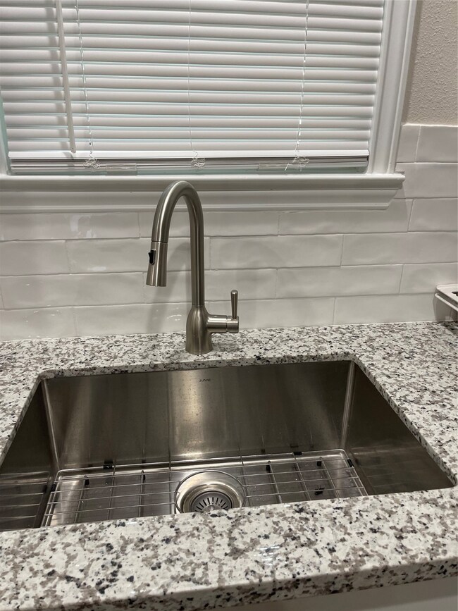 917 W Sealy St, Alvin, TX 77511 - photo 6