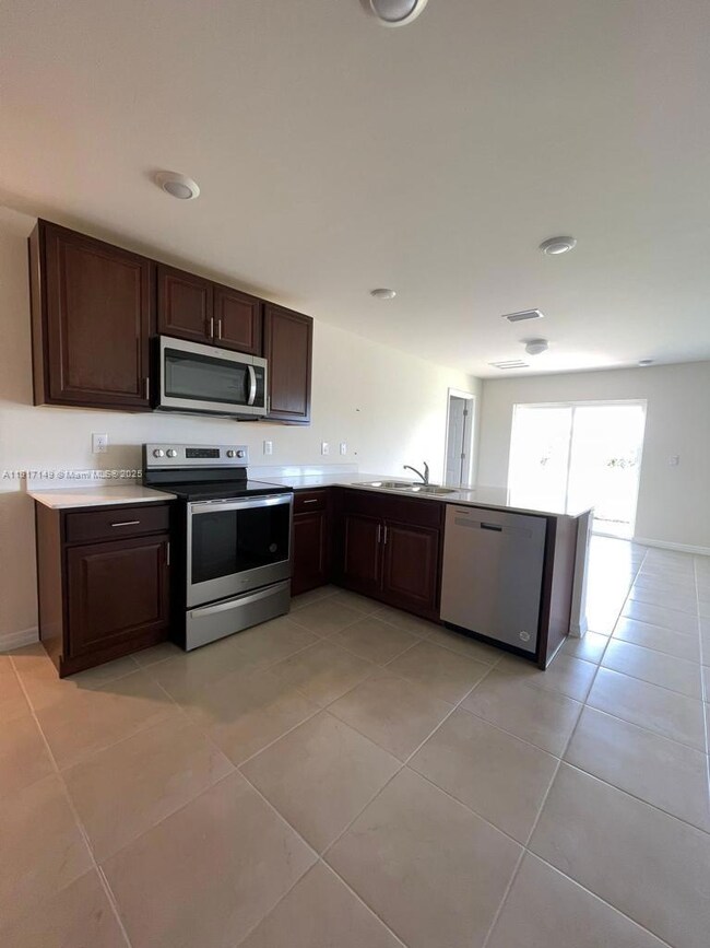 9018 S Castle Cir, Labelle, FL 33935 - photo 4