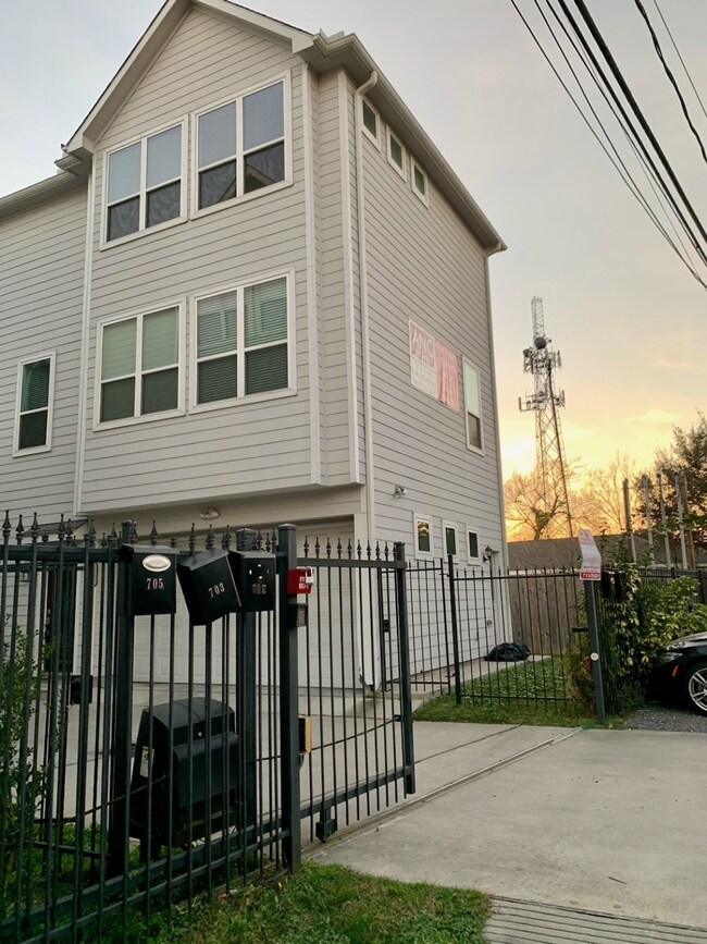 711 Link Rd, Houston, TX 77009 - photo 2