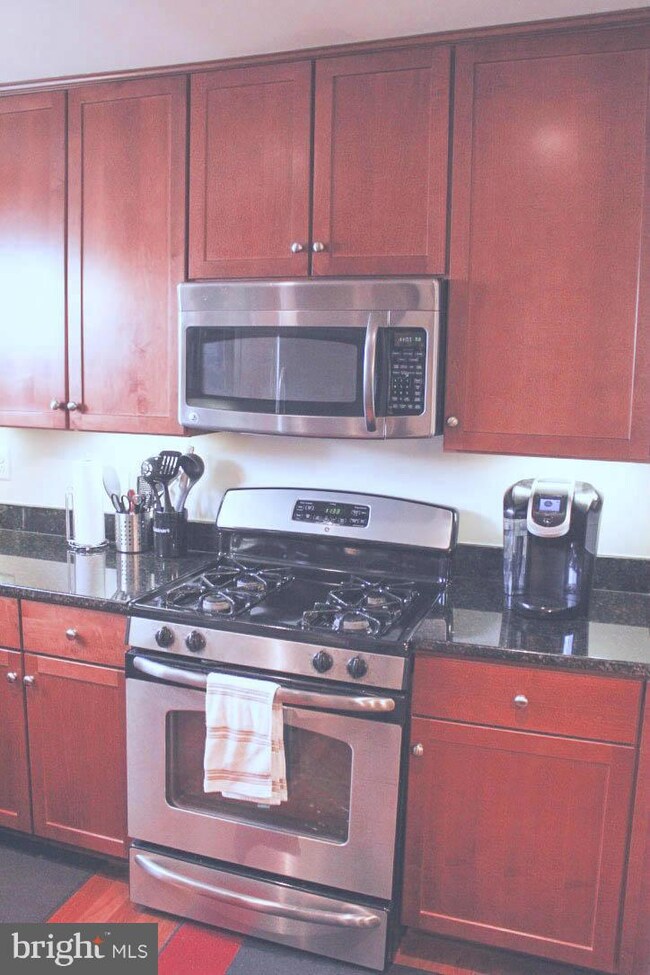 4119 S Four Mile Run Dr unit 302, Arlington, VA 22204 - photo 6