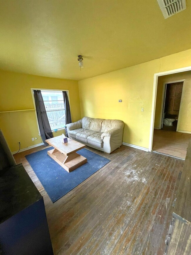 719 N Clements St, Gainesville, TX 76240 - photo 4