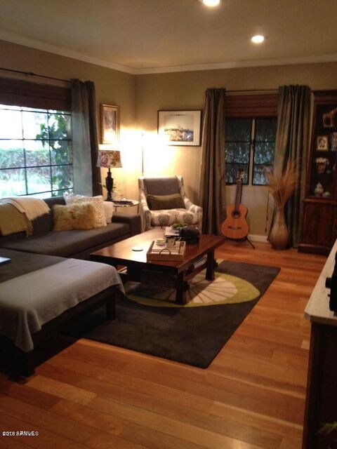 1835 E Roma Living area