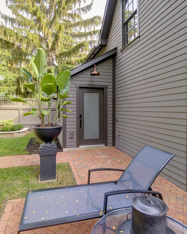 111 E Deshler Ave, Columbus, OH 43206 - photo 4