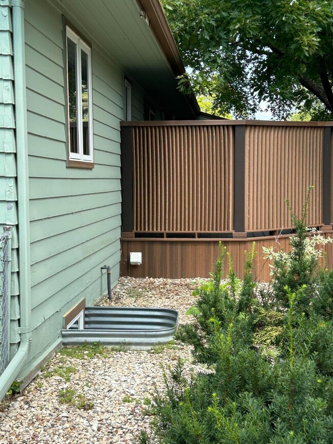BACK (EGRESS WINDOW)