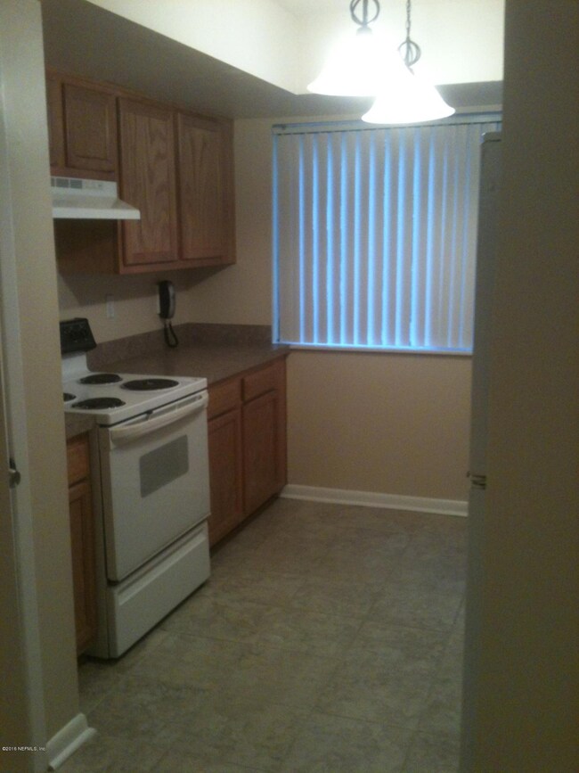 721 Oaks Manor Ct, Jacksonville, FL 32211 - photo 2