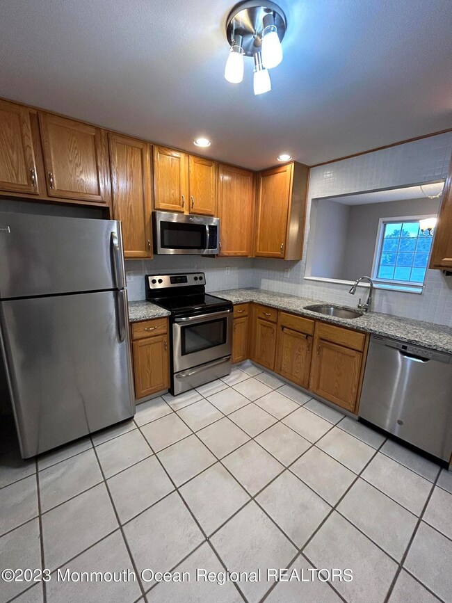 660B Azalea Plaza unit B, Monroe Township, NJ 08831 - photo 4