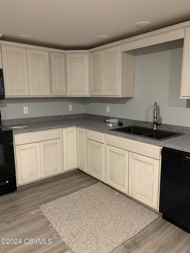 58 N Strawberry Aly, Selinsgrove, PA 17870 - photo 4