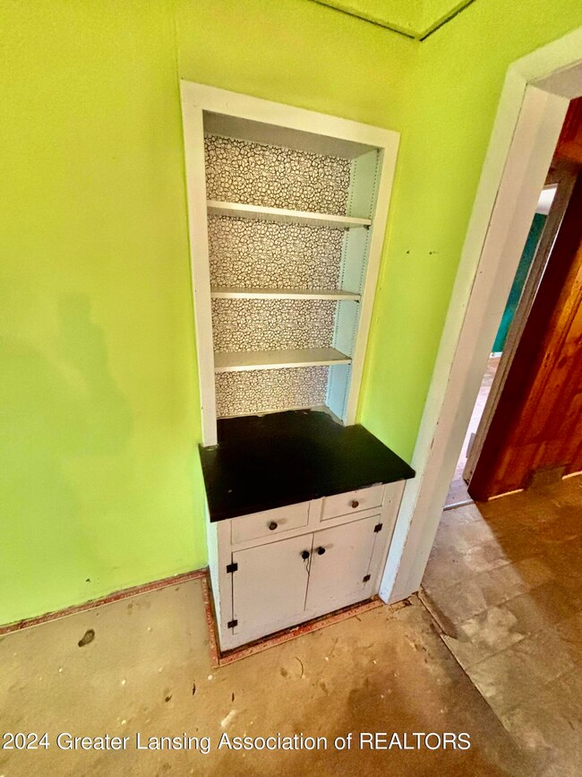 334 W Holmes Rd, Lansing, MI 48910 - photo 7
