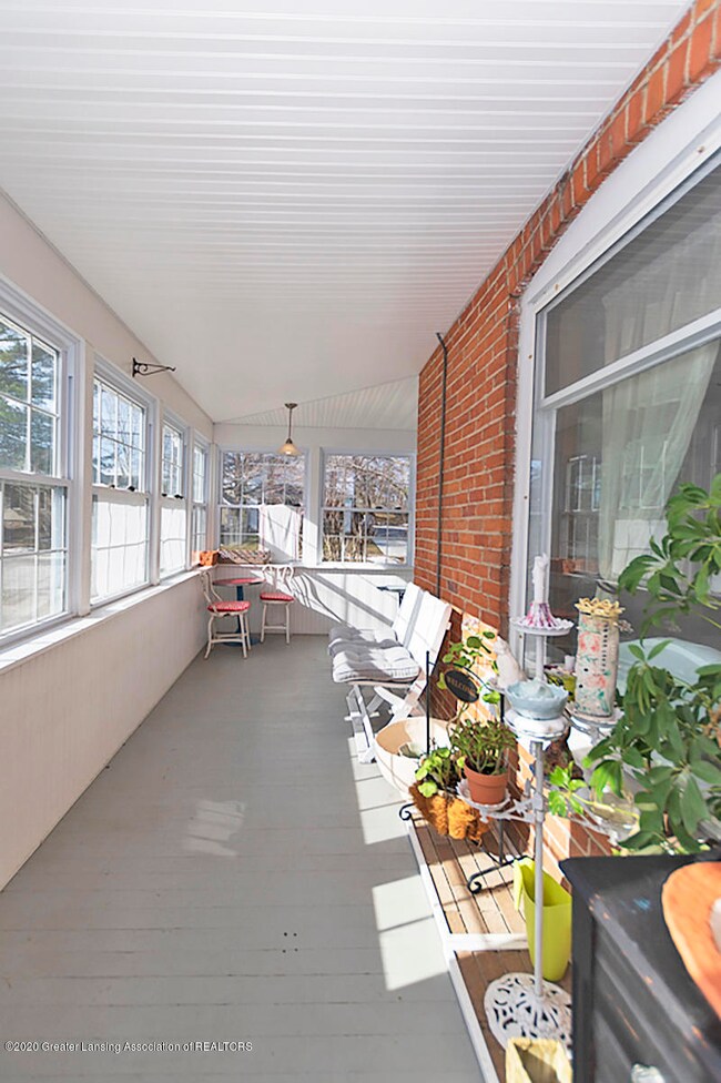 L SHAPED PORCH