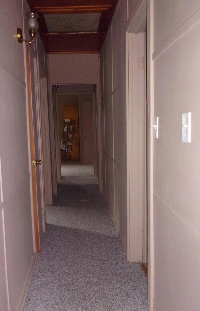 hall to bedrooms/baths