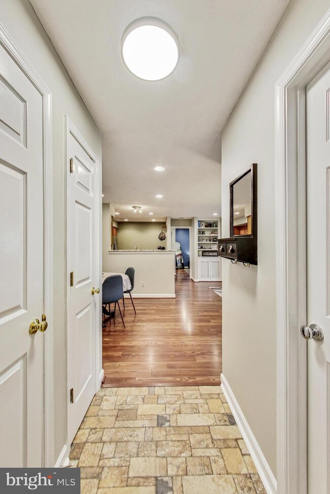 12006 Ridge Knoll Dr unit 501B, Fairfax, VA 22033 - photo 3
