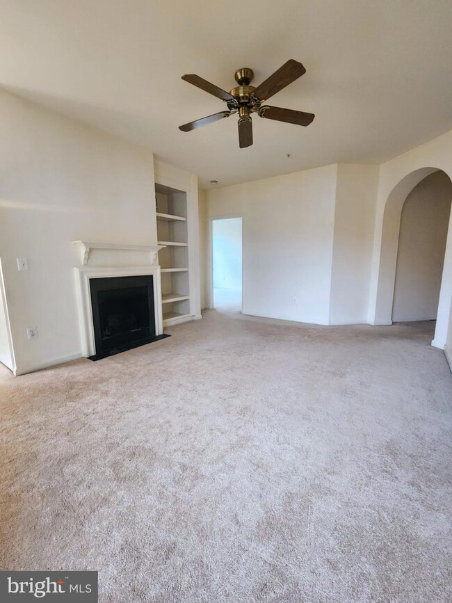 46608 Drysdale Terrace unit 203, Sterling, VA 20165 - photo 2