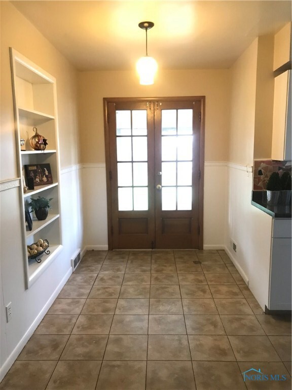 Eat-in Kitchen