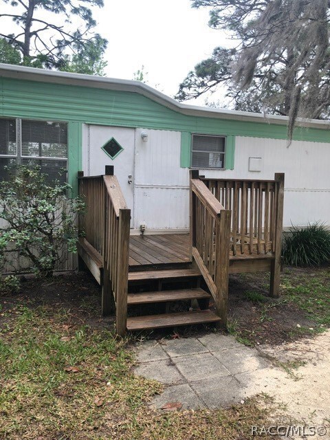 Nice front porch at entrance