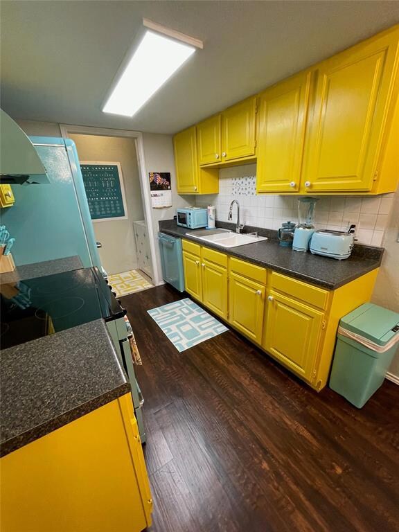 Kitchen with sink, backsplash, dishwasher, and dar
