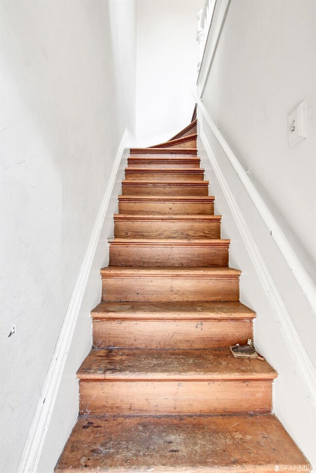 1211 Guerrero (Upper Unit) - Interior Stairs to Un