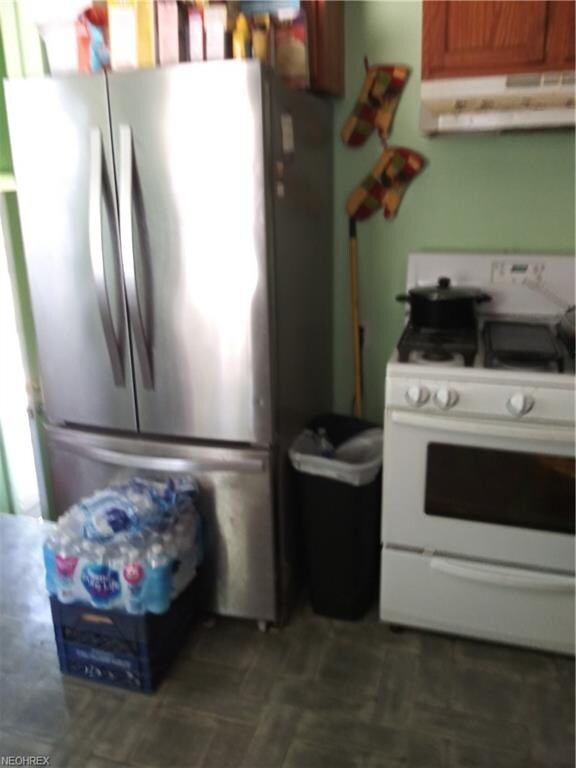 14135 Sylvia Ave, Cleveland, OH 44110 - photo 2