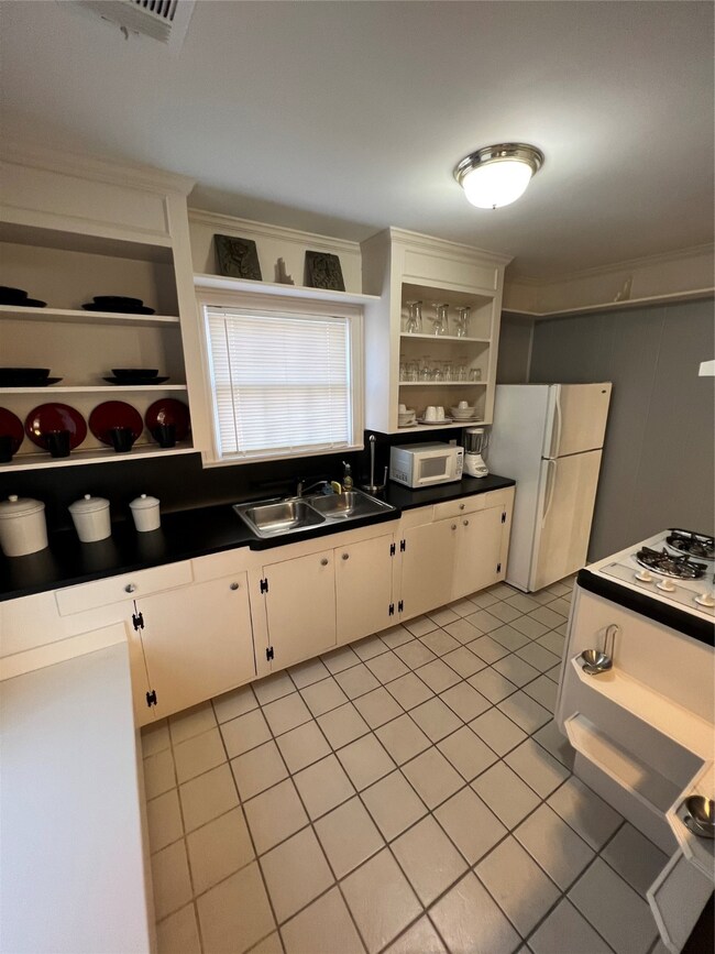 1310 Reid St, Houston, TX 77022 - photo 4