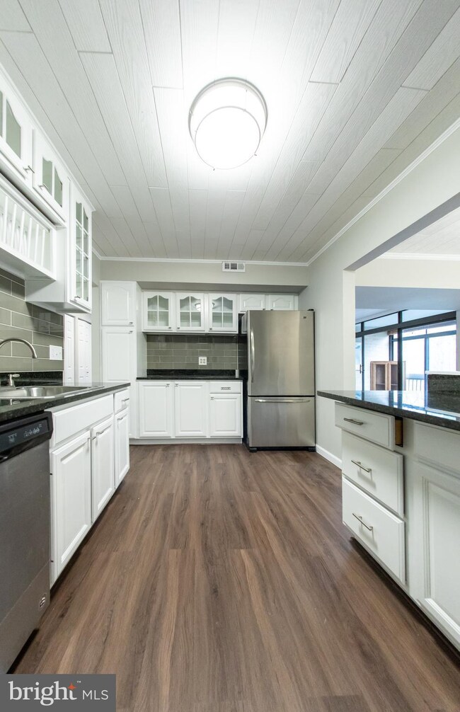 1671 Parkcrest Cir unit 301, Reston, VA 20190 - photo 3