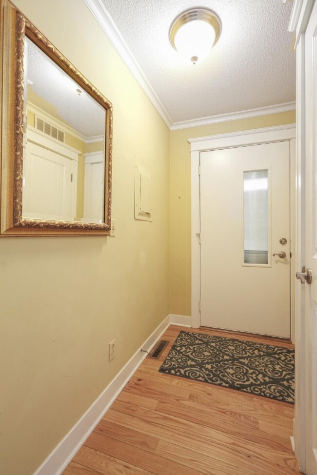 003-photo-entrance-hall-8283302