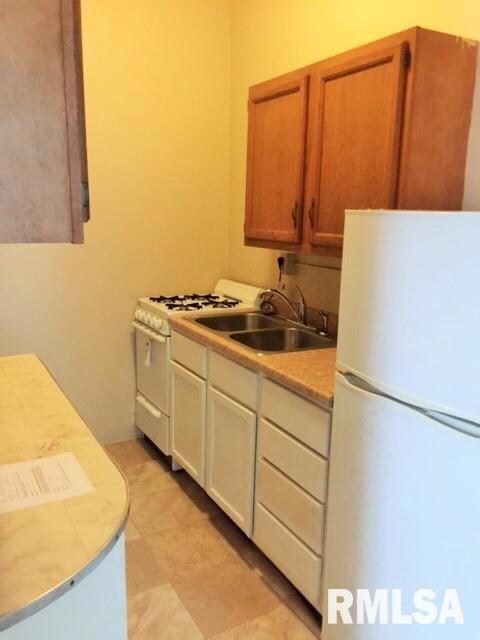 121 W 13th St, Davenport, IA 52803 - photo 7