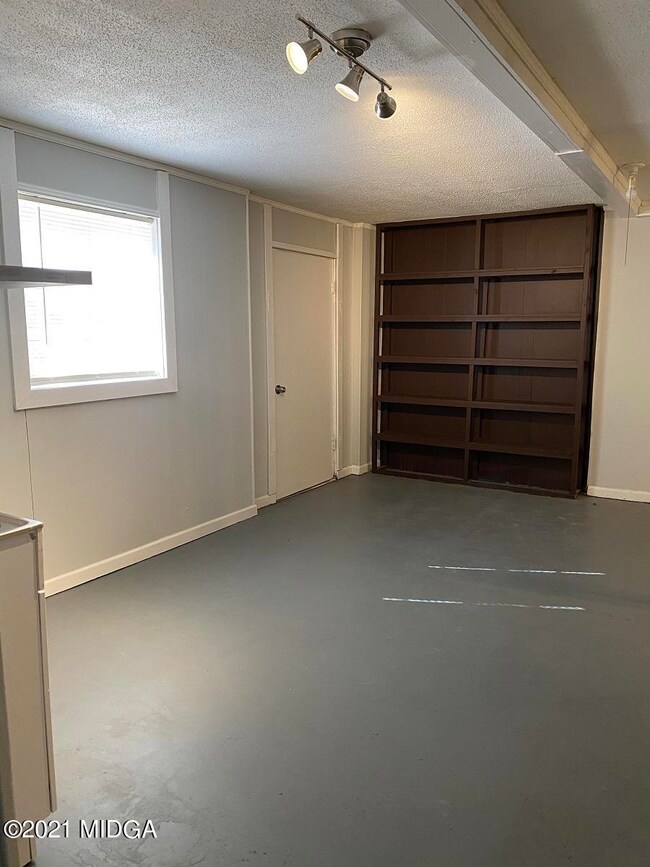 elkan basement lving