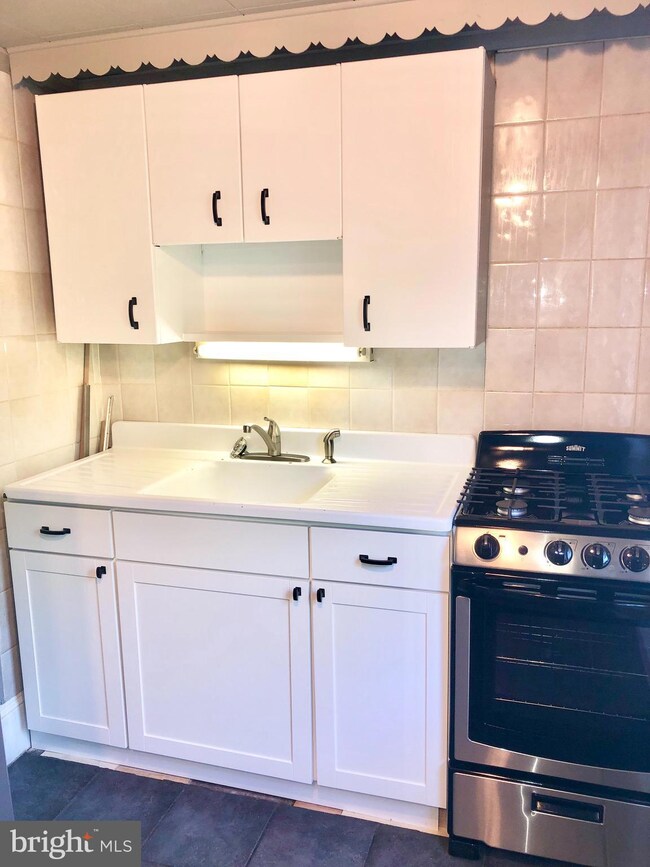 4001 Center Ave unit SECOND FLOOR, Lafayette Hill, PA 19444 - photo 5