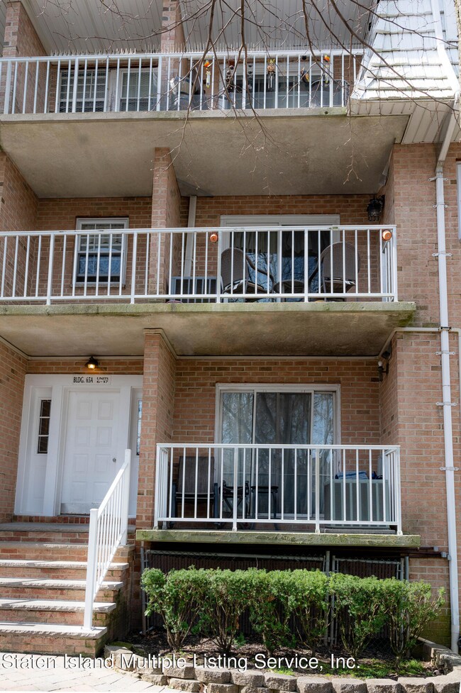 65 Elmwood Park Dr unit 10, Staten Island, NY 10314 - photo 2