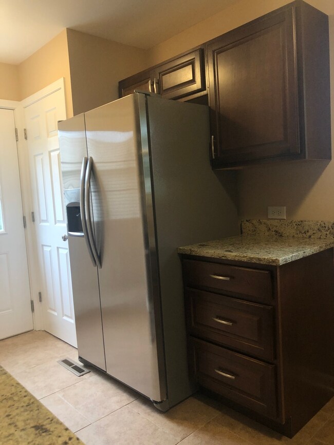 69 Sparrow Rd, Carpentersville, IL 60110 - photo 3