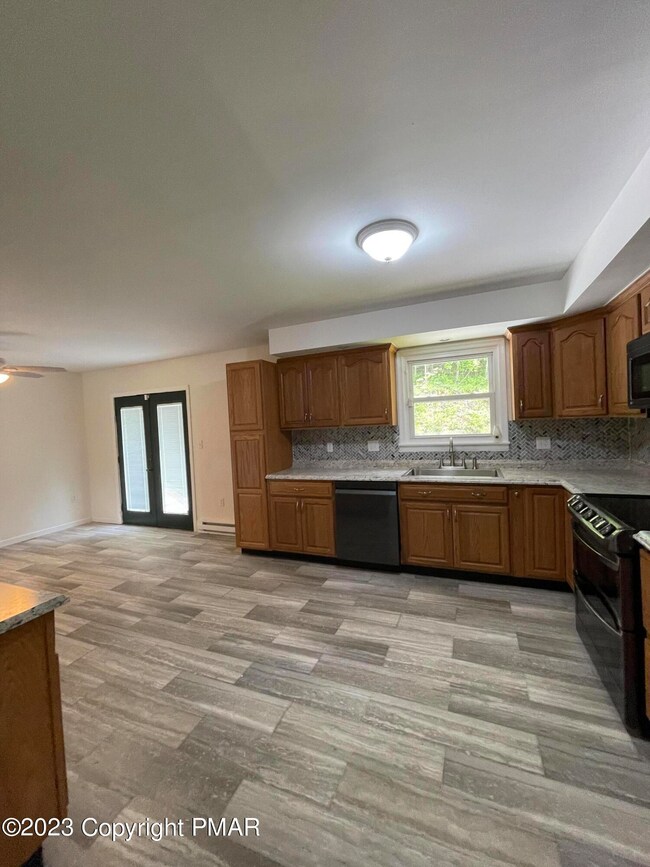 3128 Godfrey Ridge Dr, Stroudsburg, PA 18360 - photo 2